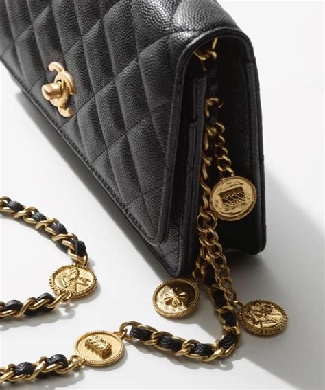 La pochette nera di Chanel per il Natale 2022